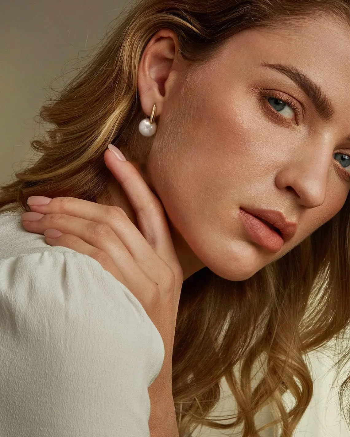 18K Gold Plated Leverback Hoop Handpicked White Shell Pearl Drop Dangle Earring for Women Minimalist Pearl Stud Ear Jewelry for Wedding Bridesmaids Gift