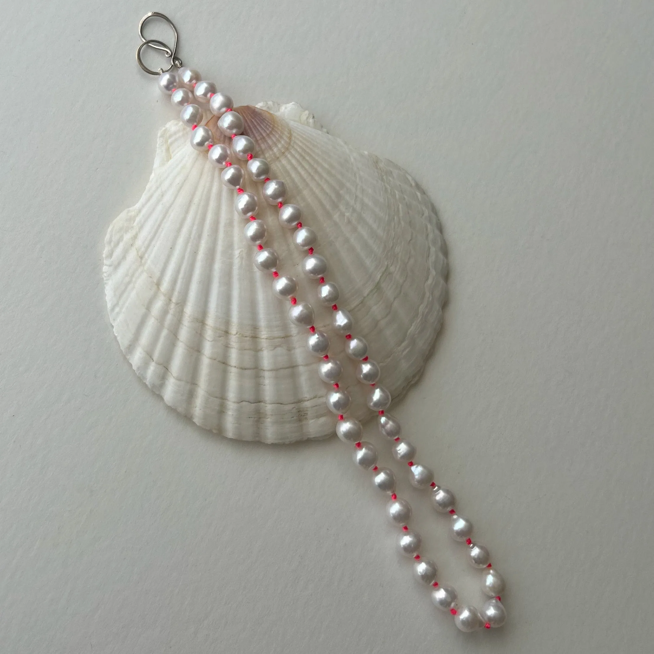 ELEGANT YET FUN - CLASSIC WHITE PEARLS ON NEON PINK KNOTS