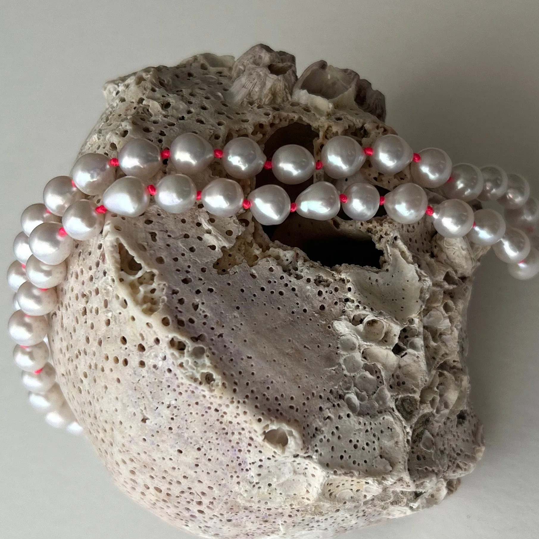ELEGANT YET FUN - CLASSIC WHITE PEARLS ON NEON PINK KNOTS