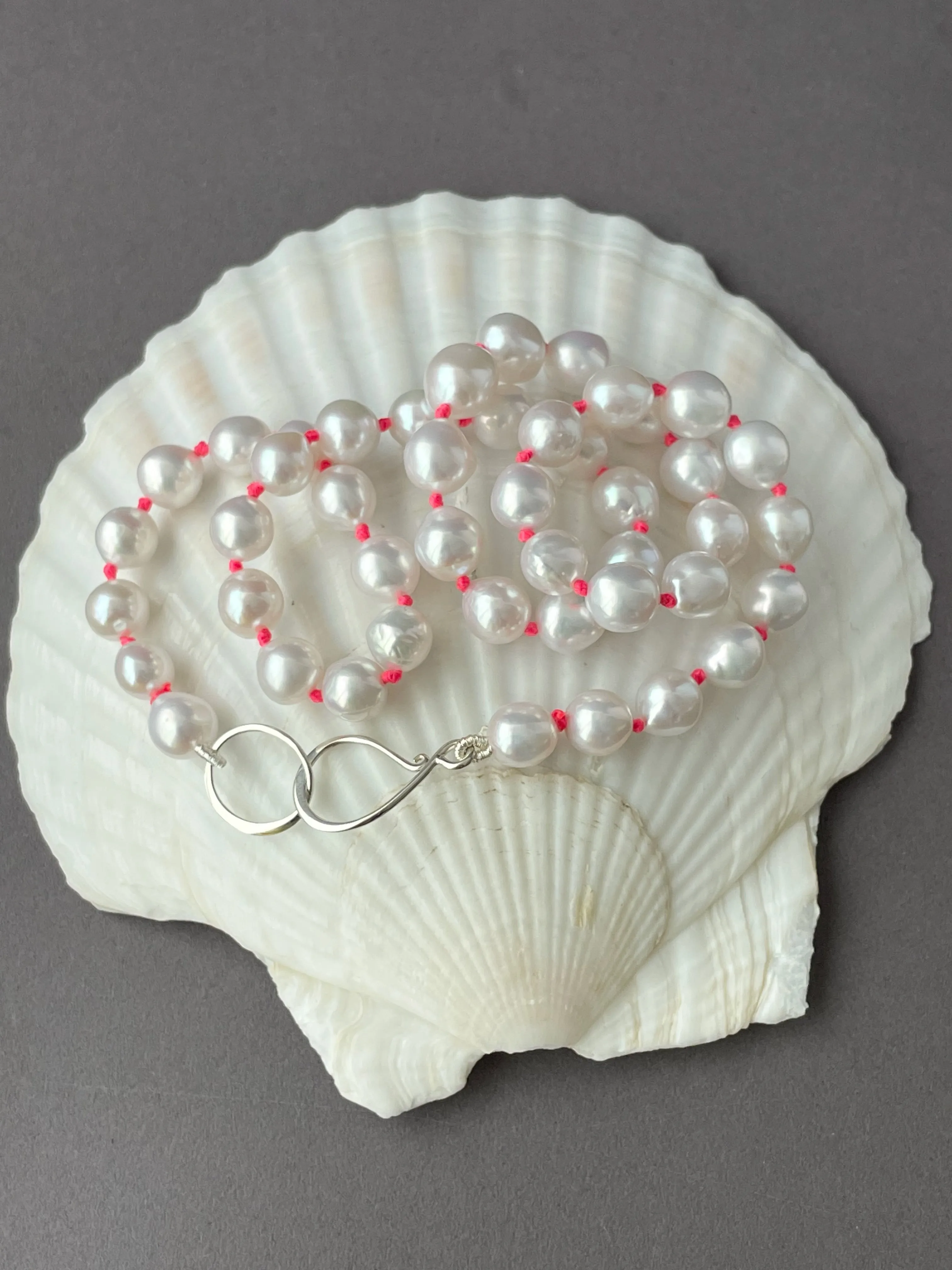 ELEGANT YET FUN - CLASSIC WHITE PEARLS ON NEON PINK KNOTS