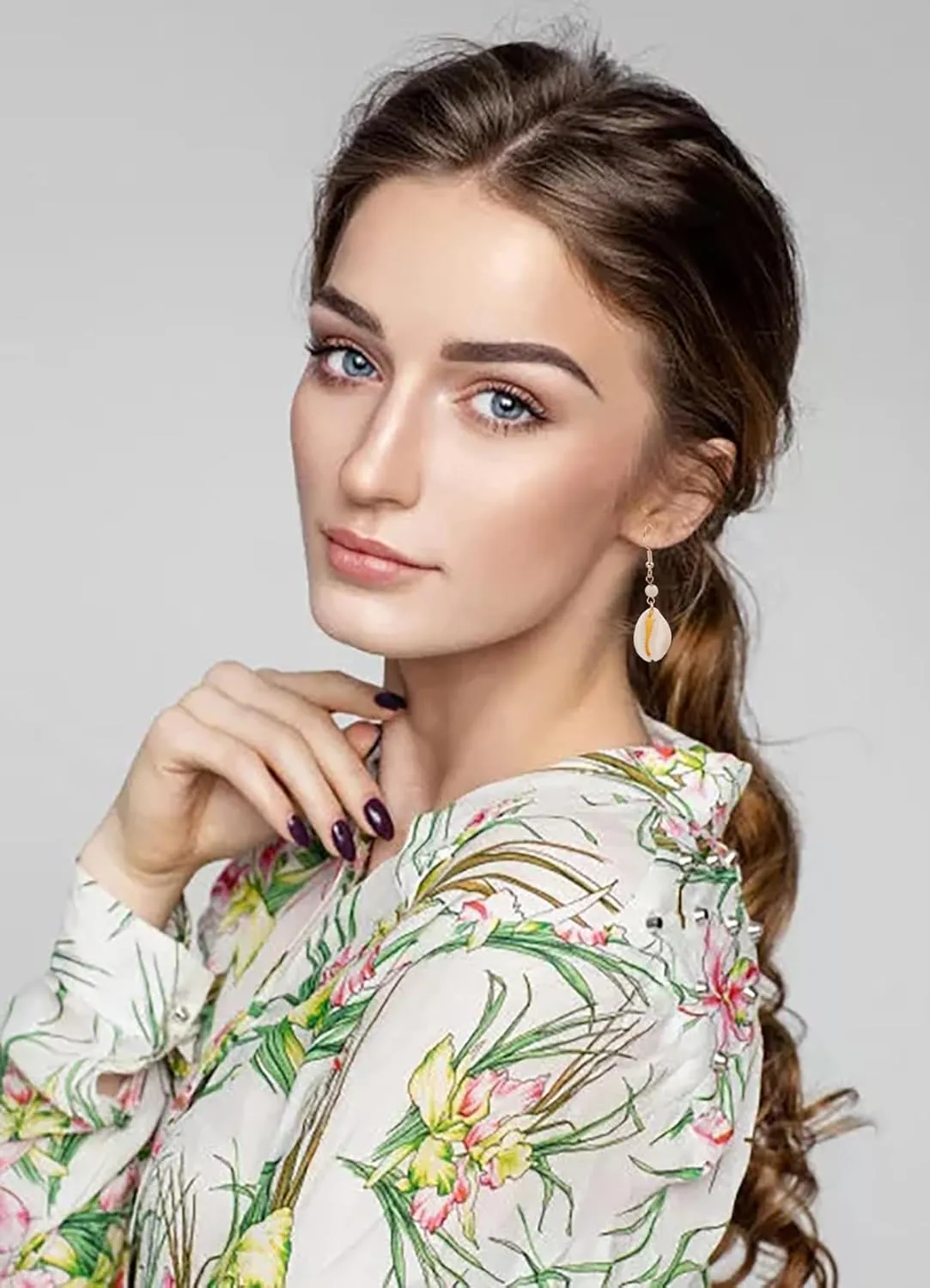Natural Cowrie Shell Earring for Women White Shell Drop Dangle Earrings Bohemian Style Shell Earrings Ocean Theme Summer Earrings Beach Conch Shell Dangle Earrings Jewelry