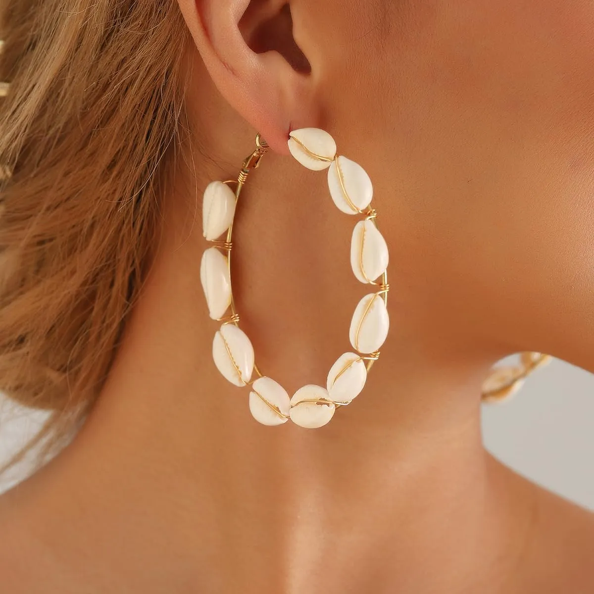 Natural Cowrie Shell Hoop Earring for Women White Shell Drop Dangle Earrings Bohemian Style Shell Earrings Ocean Theme Summer Earrings Beach Conch Shell Dangle Earrings Jewelry